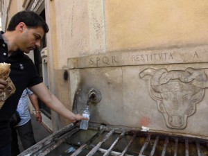 古代ローマ水道を利用した水飲み場は、アルプスからの冷たくておいしい伏流水。