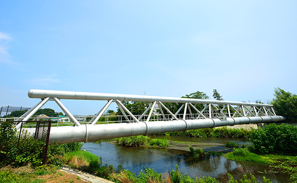 寒川町大曲小出川鋼管水管橋